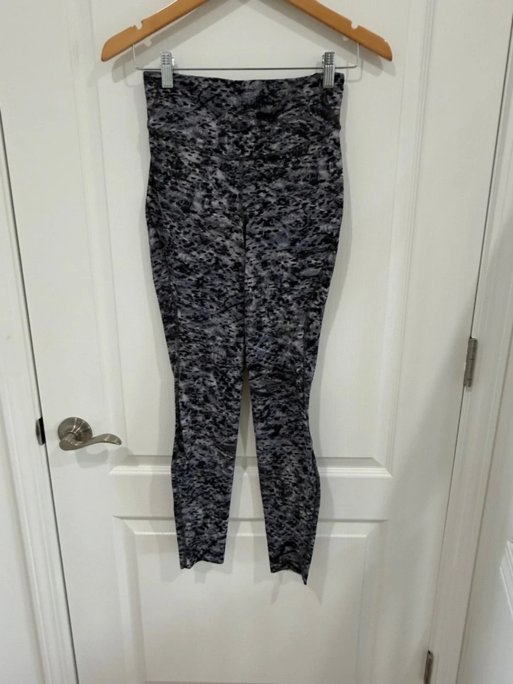 lululemon athletica Base Pace High-Rise Tight in a patterned Estuary Grey size 6